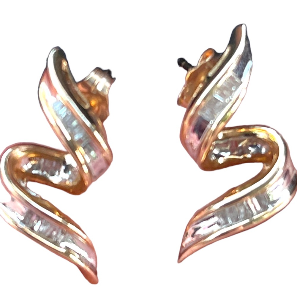 Stunning 10k solid gold Baguette diamond swirl earrings